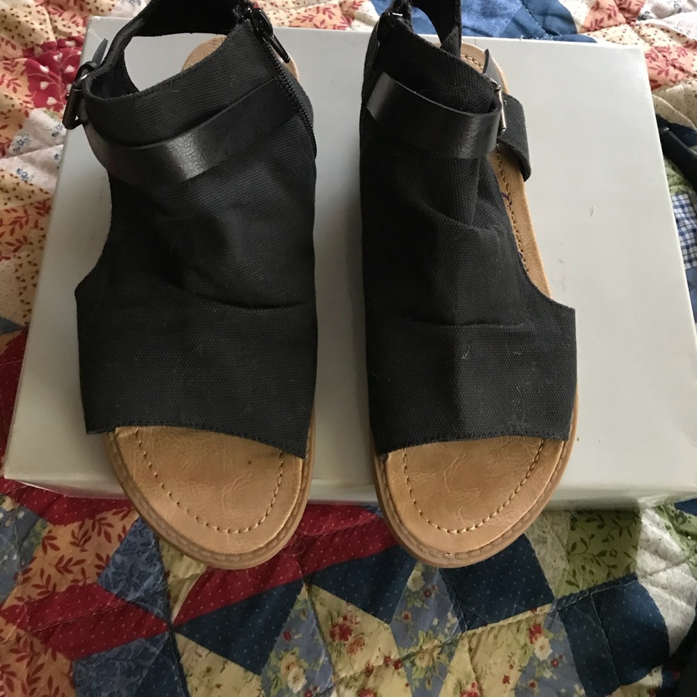 Linen sandals size 8